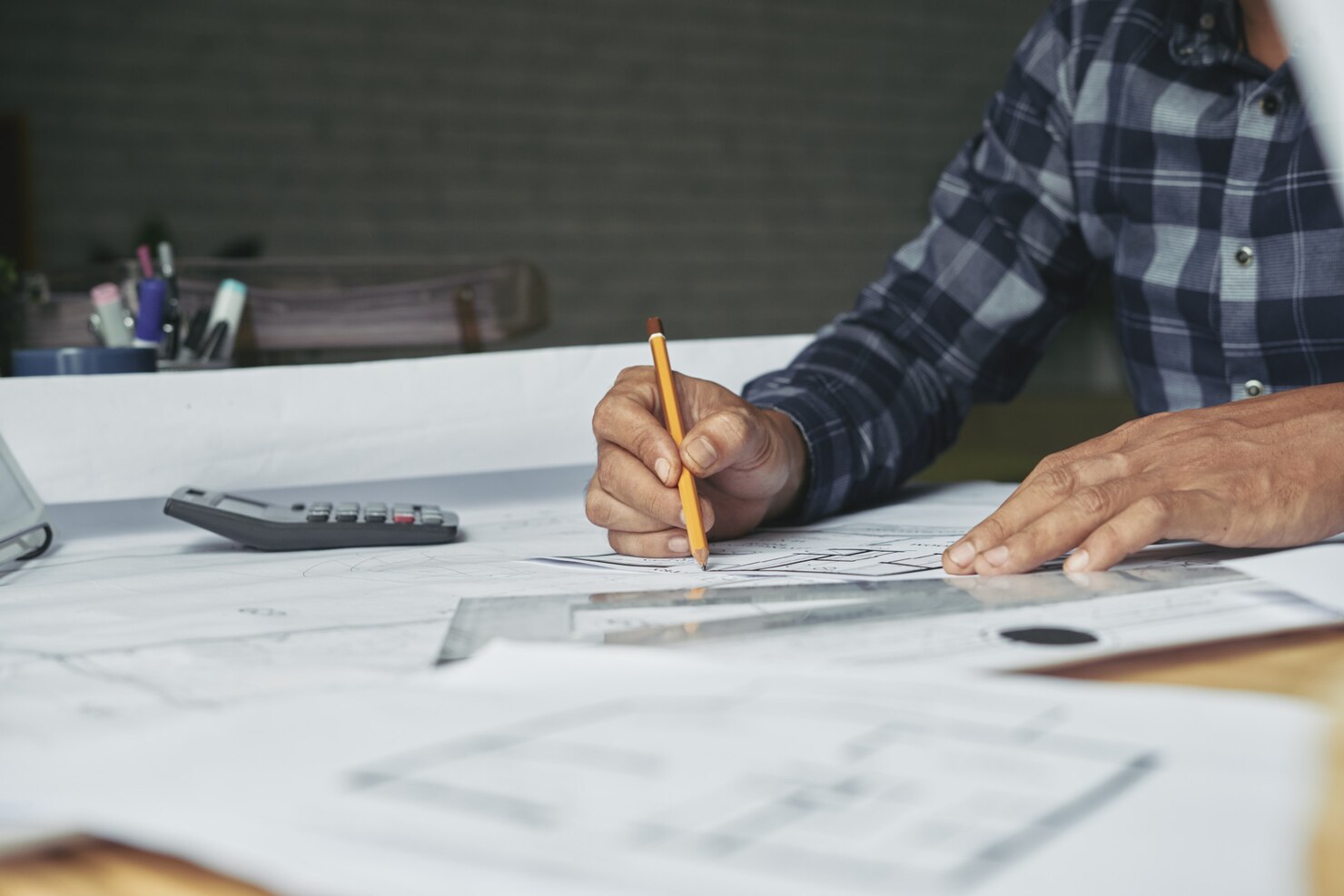 En Aplica Instalaciones S.L. desarrollamos proyectos de cambio de uso, un servicio técnico especializado que permite transformar legalmente un inmueble para destinarlo a un uso distinto al original. Gestionamos todo el proceso técnico necesario para que el cambio sea viable, seguro y conforme a la normativa urbanística y edificatoria vigente.