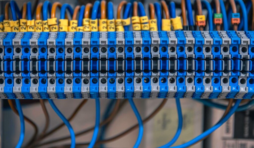 En Aplica Instalaciones realizamos instalaciones eléctricas y proyectos eléctricos integrales, adaptados a las necesidades específicas de cada cliente y uso.