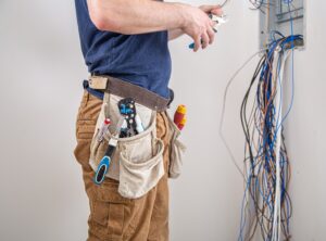 ¿Buscas un electricista en Turís certificado? En Aplica Instalaciones solucionamos averías, reformas, boletines y altas con la máxima rapidez, confianza y garantía.