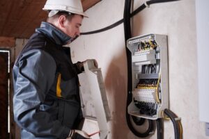 Conoce los requisitos eléctricos para abrir un local comercial en Torrent. Guía sobre locales de pública concurrencia y proyectos con Aplica Instalaciones.