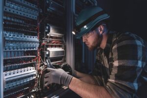 ¿Necesitas un electricista de urgencia en Turís? Solucionamos cortocircuitos y realizamos reparaciones eléctricas de emergencia. ¡Contacta ahora con Aplica Instalaciones!