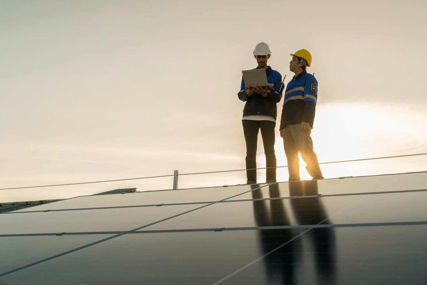 El futuro de la energía es limpio, descentralizado y económico. En Aplica Instalaciones S.L. somos pioneros en la instalación de placas solares en Valencia, impulsando la autonomía energética de hogares, empresas y comunidades.