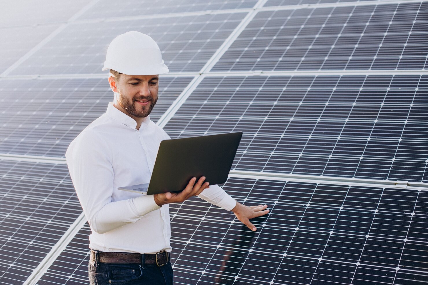 Gracias a las subvenciones y ayudas para placas solares en la Comunidad Valenciana 2026, el periodo de amortización de estos sistemas se ha reducido drásticamente, permitiendo que hogares y negocios disfruten de energía limpia y barata casi desde el primer día.